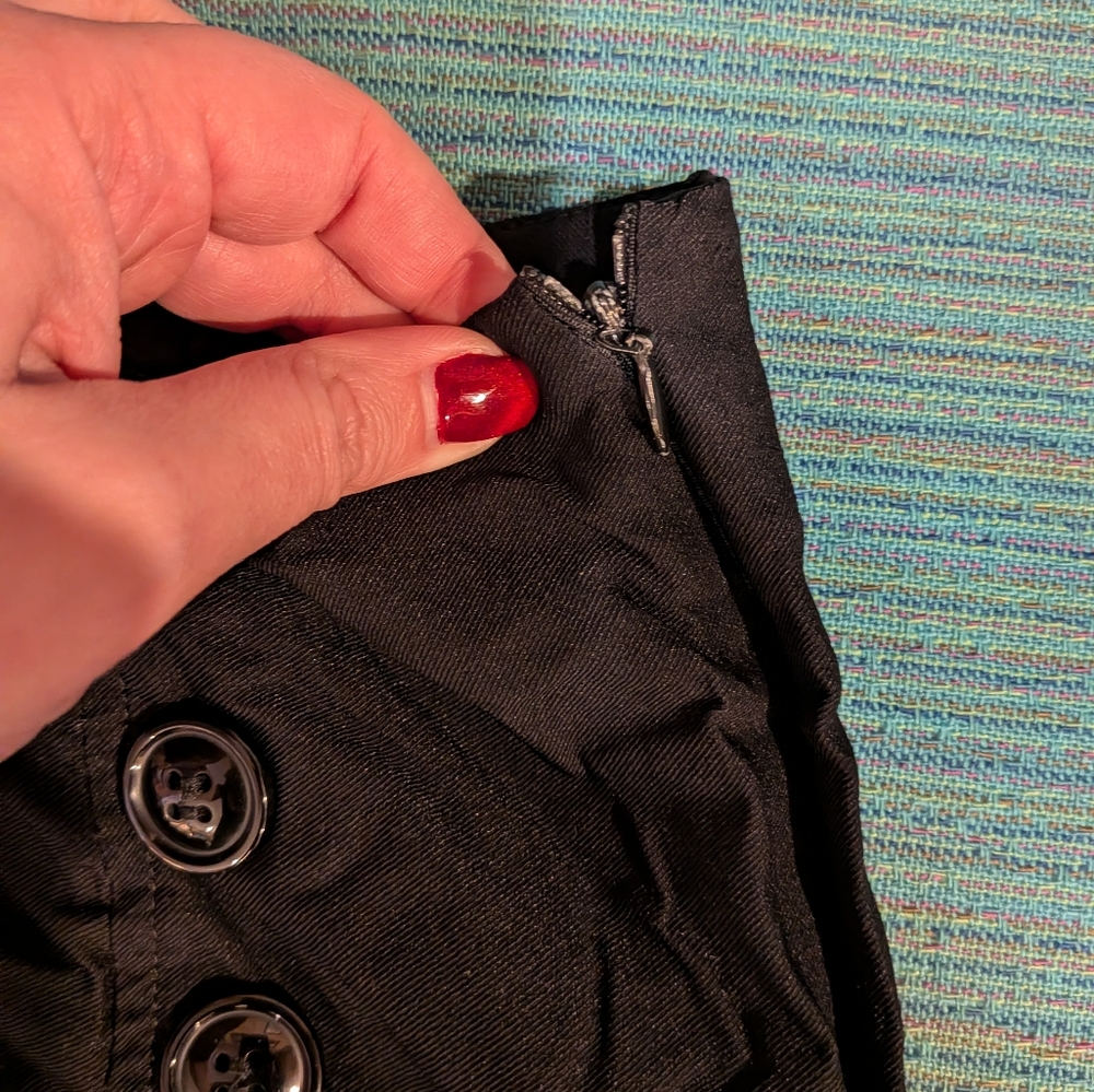 Elegant High-Waist Black Button Shorts - Picture 3 of 5